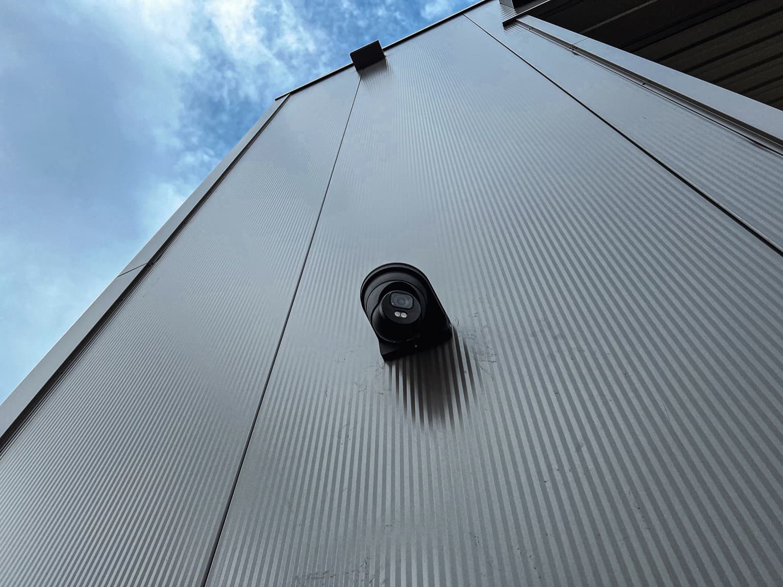 Camerabeveiliging rondom een bedrijfsloods vakkundig geplaatst door Securetech