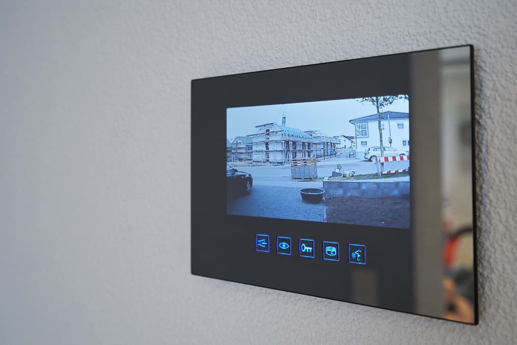 Video-intercom scherm met live beeld van de voordeur, door Securetech geïnstalleerd