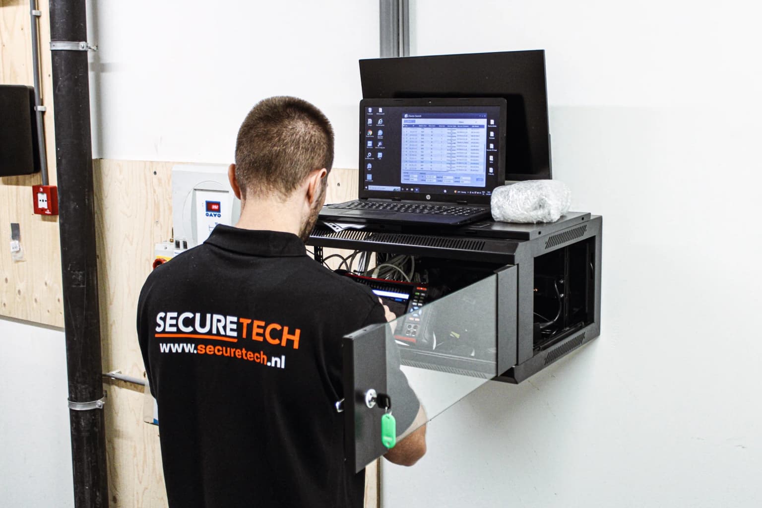 Securetech monteurs installeren een beveiligingssysteem met vakmanschap