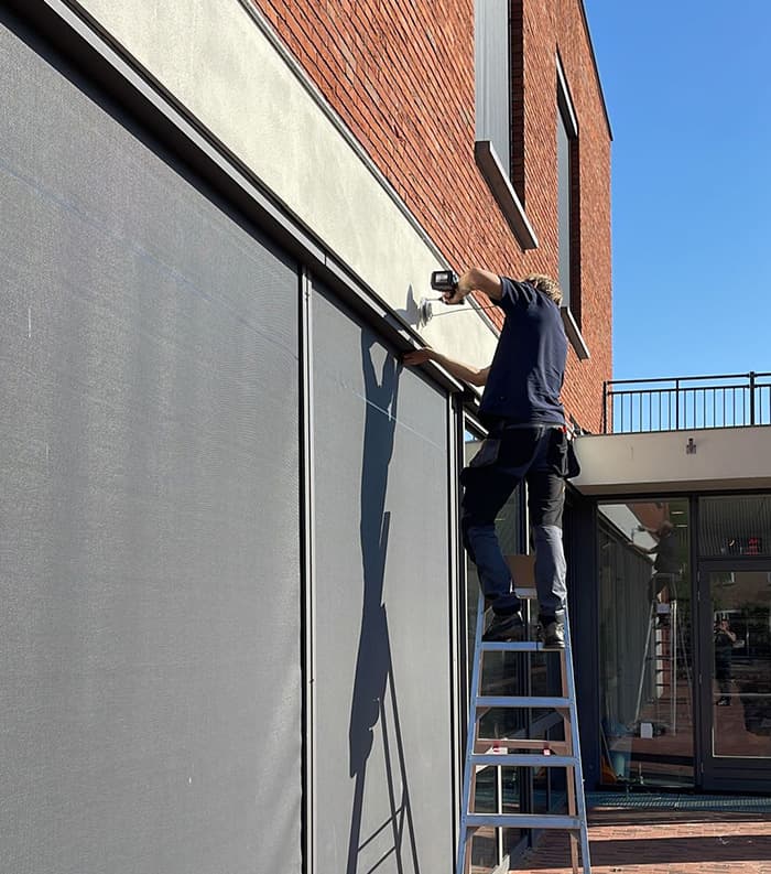 Securetech installateur plaatst camera op commercieel bedrijfspand