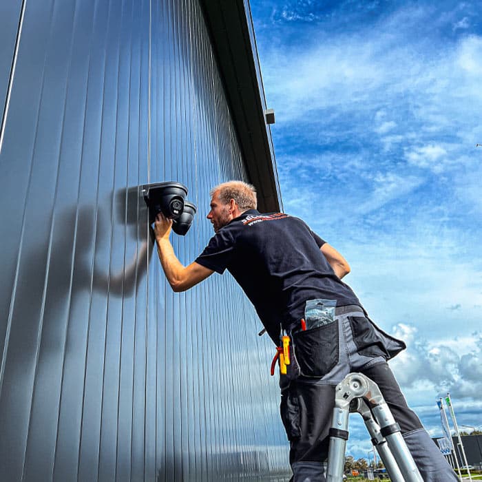 Securetech vakmannen installeren beveiligingscamera op gevel