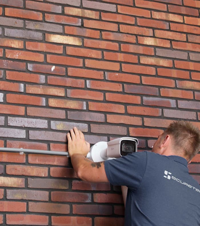 Securetech monteur stelt een camerasysteem op afstand in