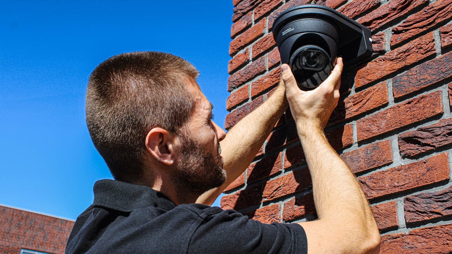 Securetech monteur stelt beveiligingscamera af bij woning