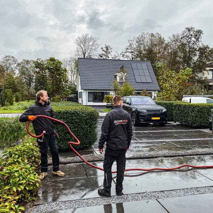 Securetech monteurs trekken kabels tijdens installatie, bekabeling netjes weggewerkt