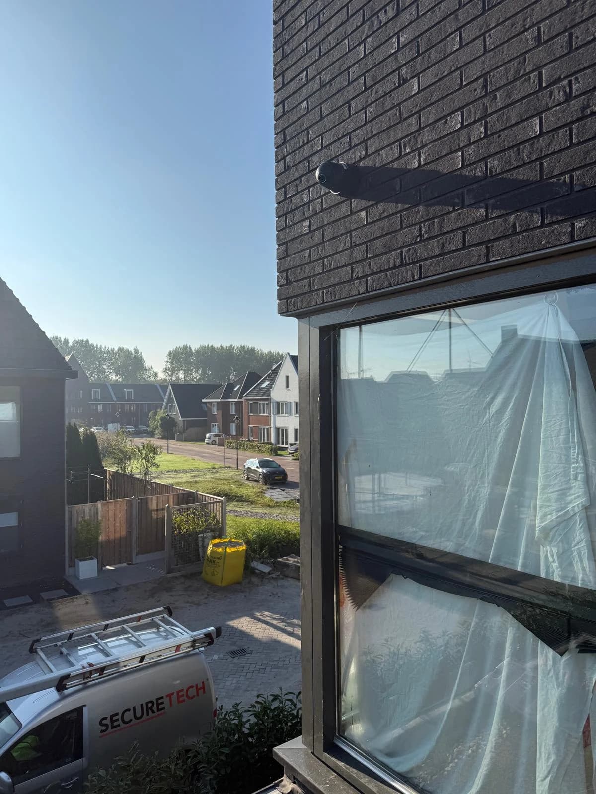 Securetech-bedrijfsbus voor woning Almere tijdens camera-installatie