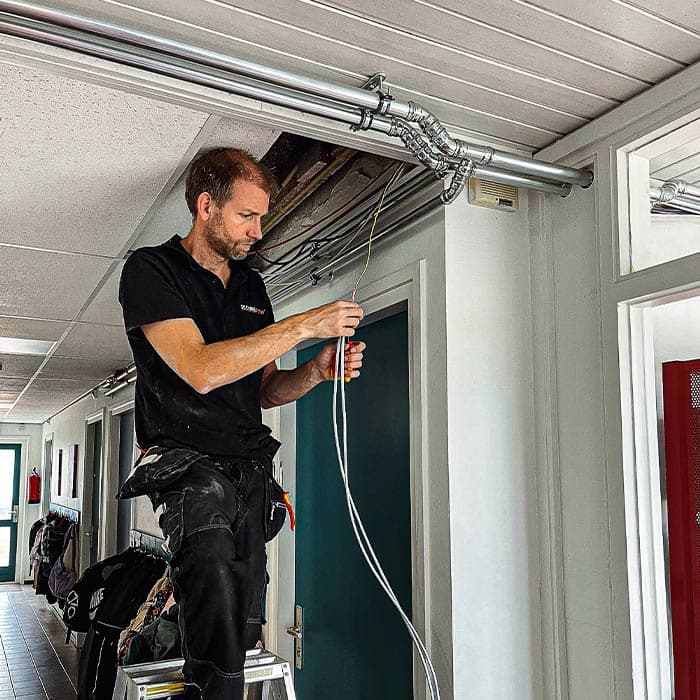 Dome-camera op het schoolterrein met zicht op de ingang