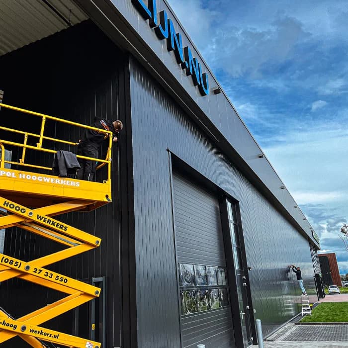 Securetech monteur stelt 4K camera af voor optimaal beeld