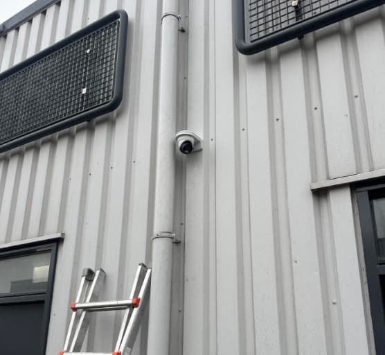 Bedrijfspand in Westknollendam voorzien van beveiligingscamera