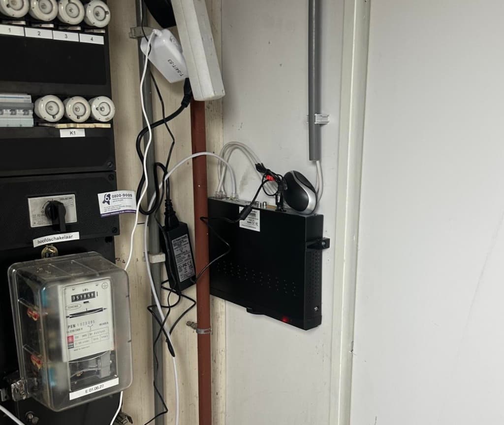 PoE-switch en recorder in meterkast bedrijfspand Westknollendam