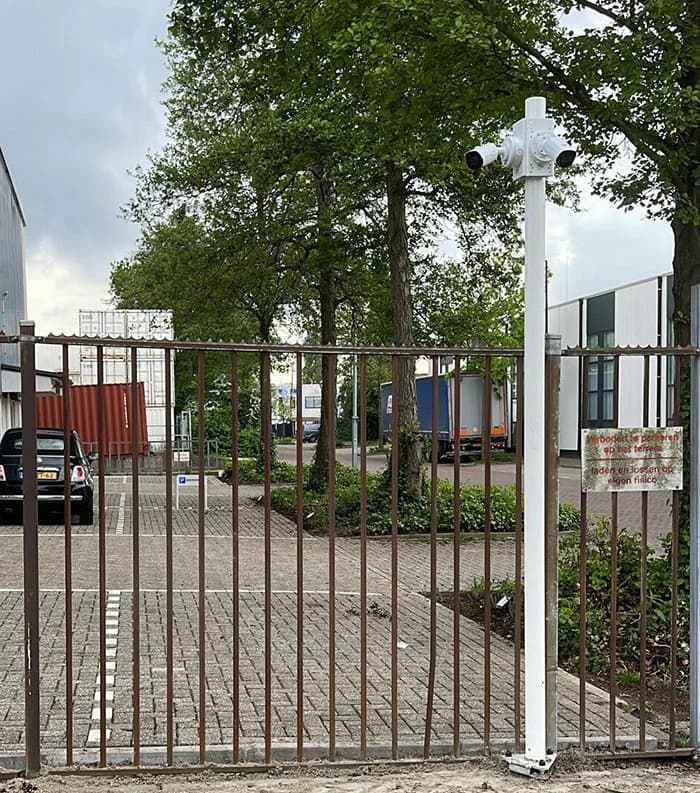 Beveiligingscamera op CCTV-paal voor bedrijfsterrein door Securetech