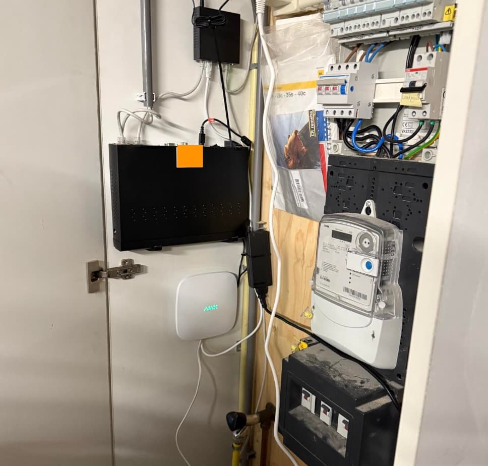 Meterkast met Ajax hub en PoE-switch Brons Automotive