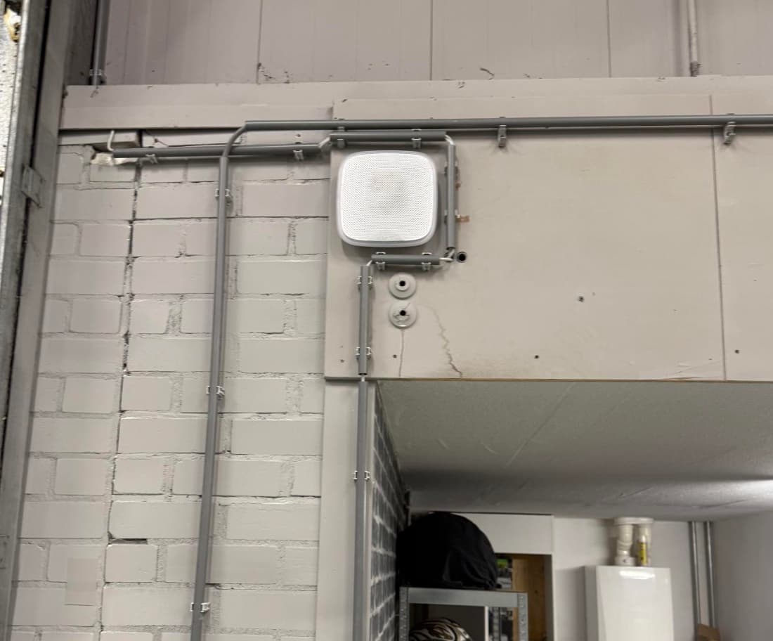 Ajax-module hoog op werkplaatswand Brons Automotive