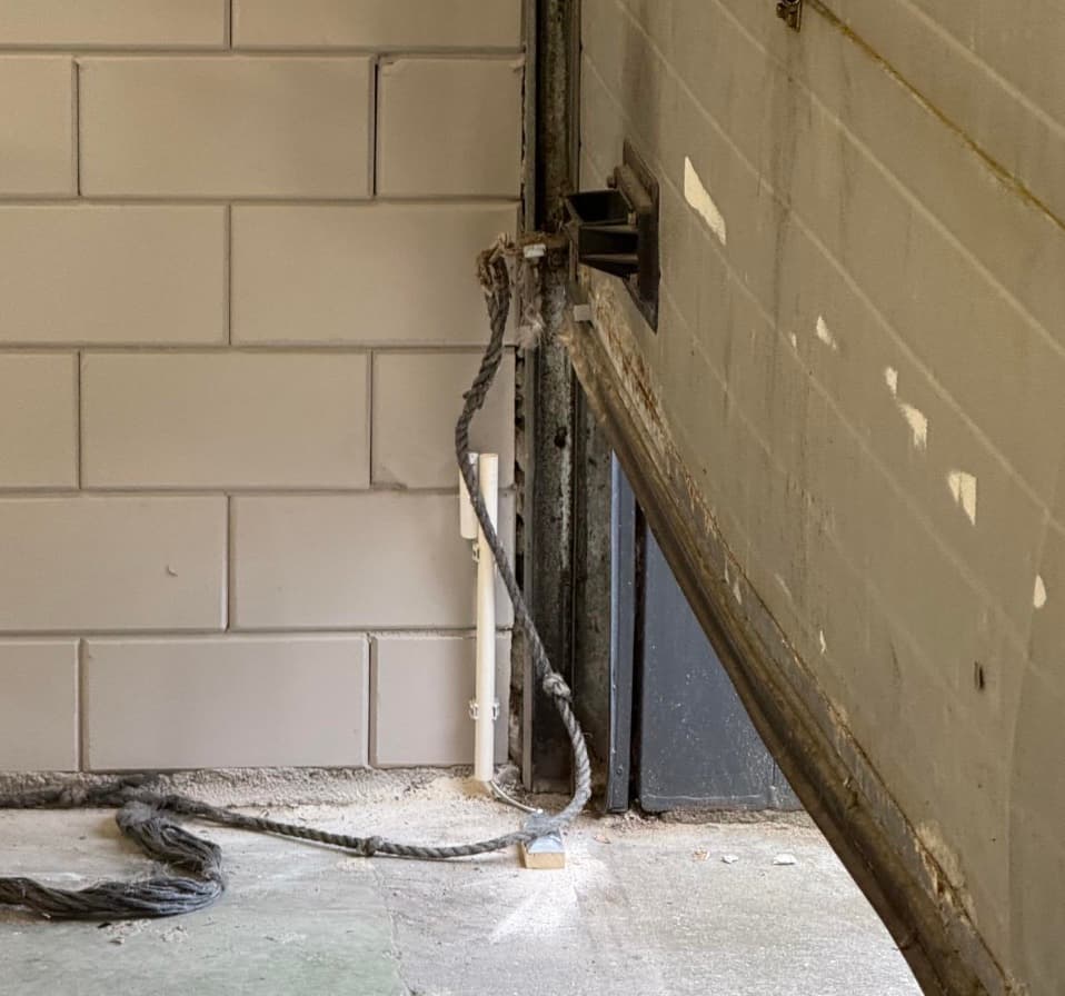 Magneetcontact op roldeur werkplaats Brons Automotive