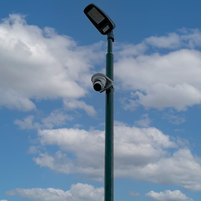 Bedrijventerrein zonder geschikte montagepunten, opgelost met een mast