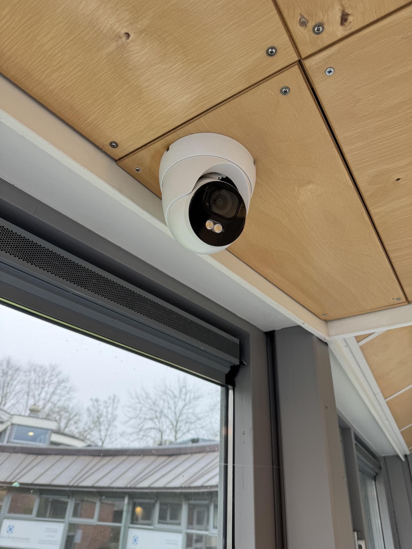 Bedrijfspand in Beverwijk, gevelmontage