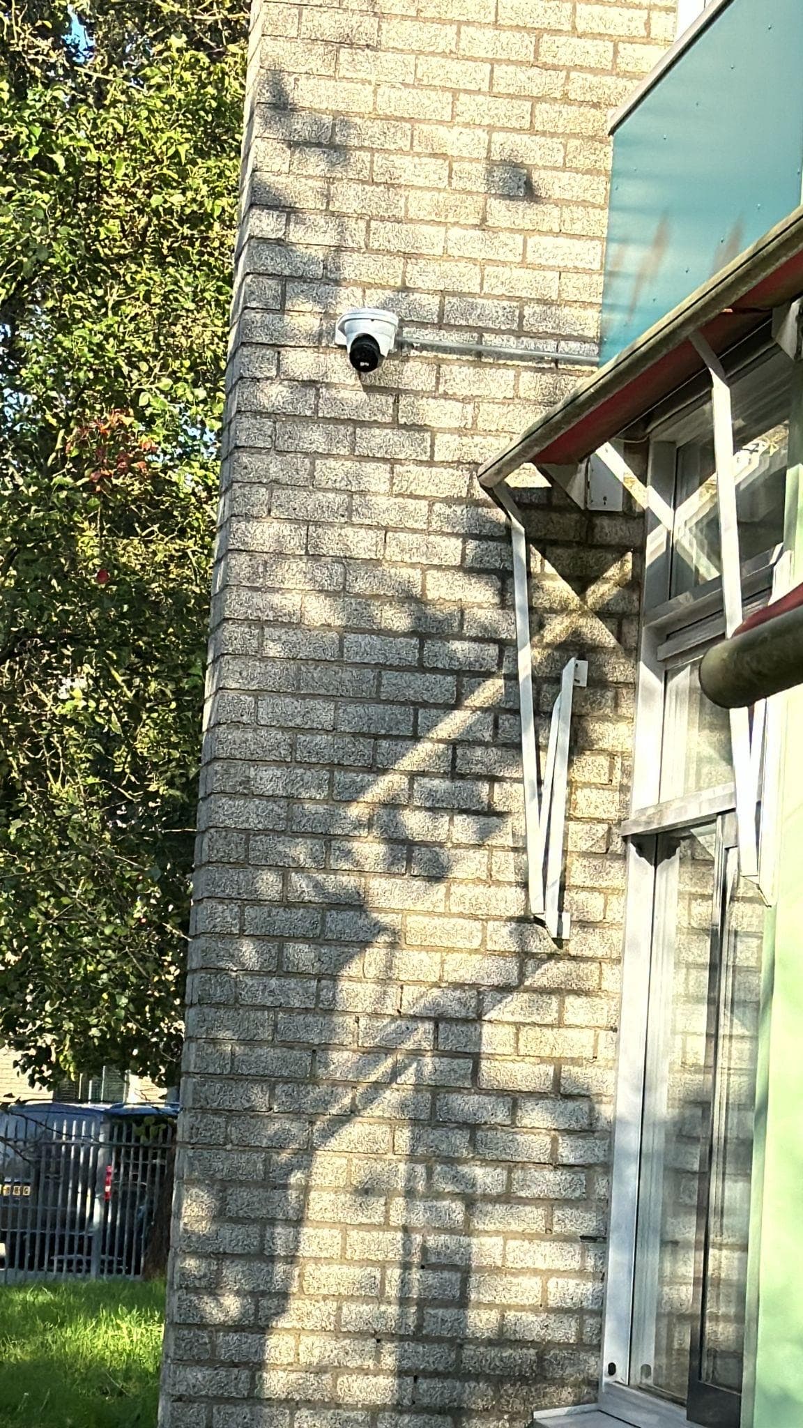 Gevelmontage camera bij school in Harderwijk