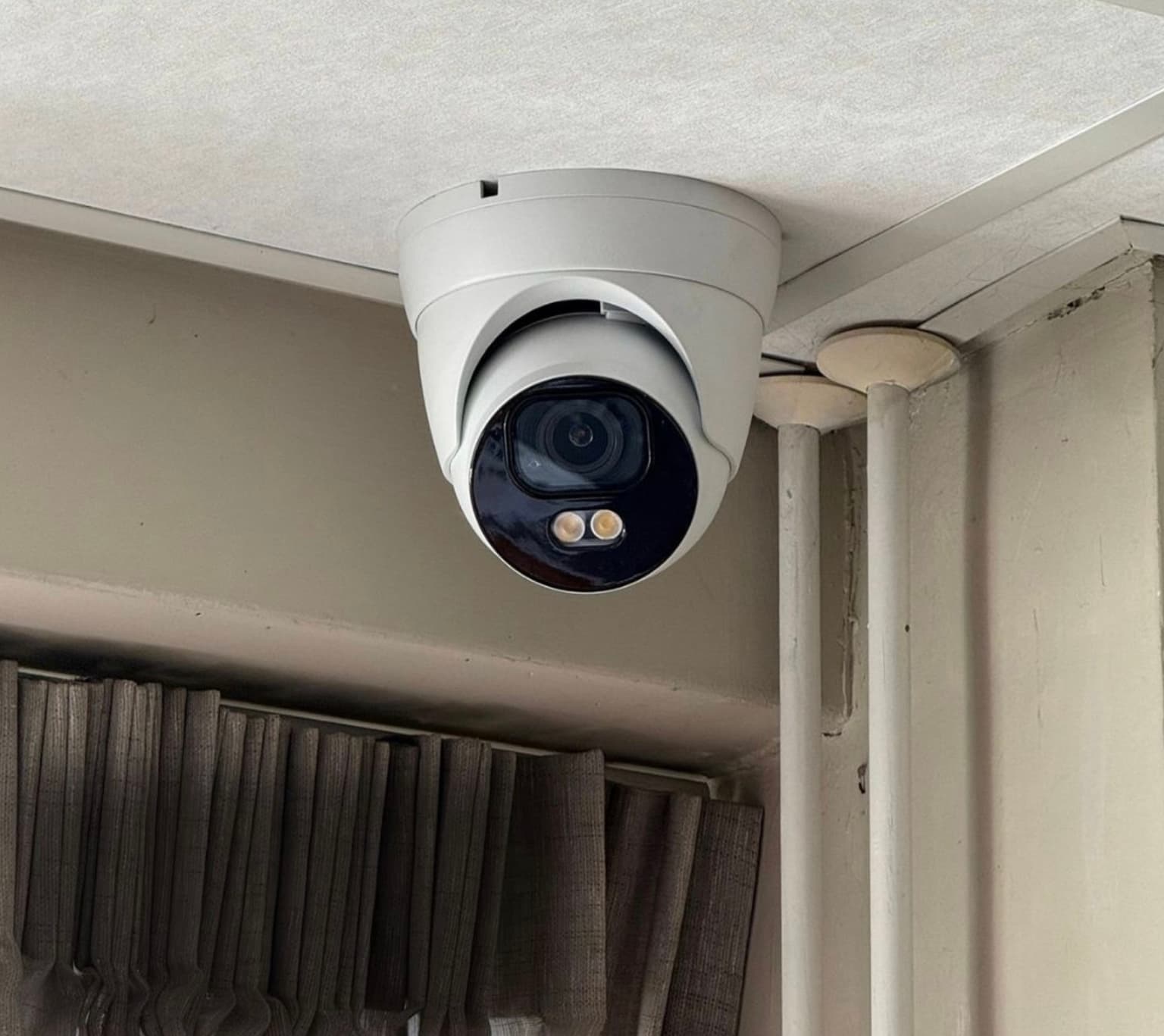 Schoonheidssalon Samen Mooi, gevelmontage camera