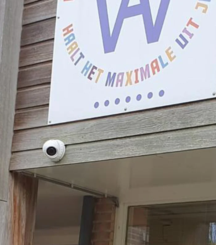 Beveiligingscamera op paal bij schoolplein door Securetech