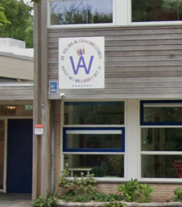 Beveiligingscamera op schoolplein voor veilig buitenterrein door Securetech