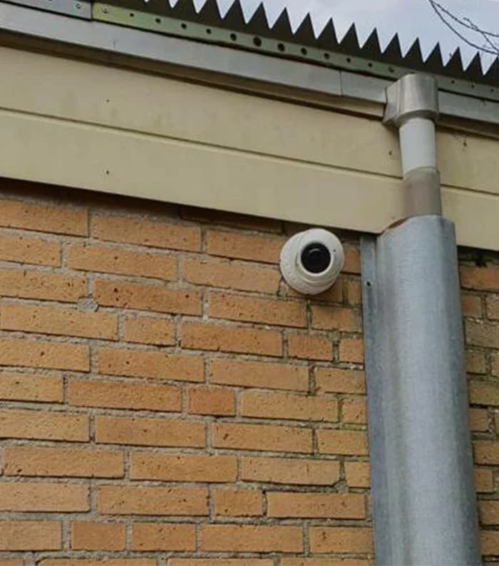 Camerabeveiliging op schoolplein tegen vandalisme