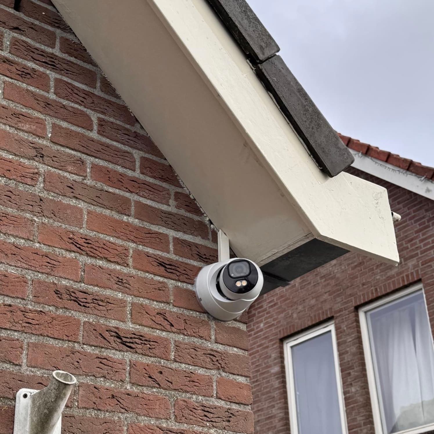 Bullet-camera vakkundig gemonteerd aan vrijstaande woning in Stompetoren