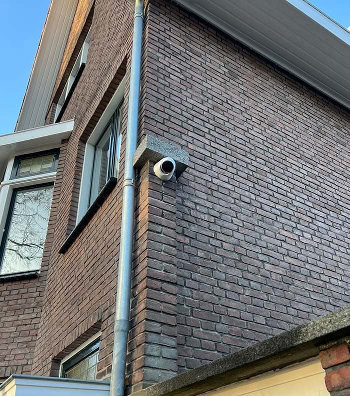Twee buren in Den Haag beveiligen gezamenlijke steeg
