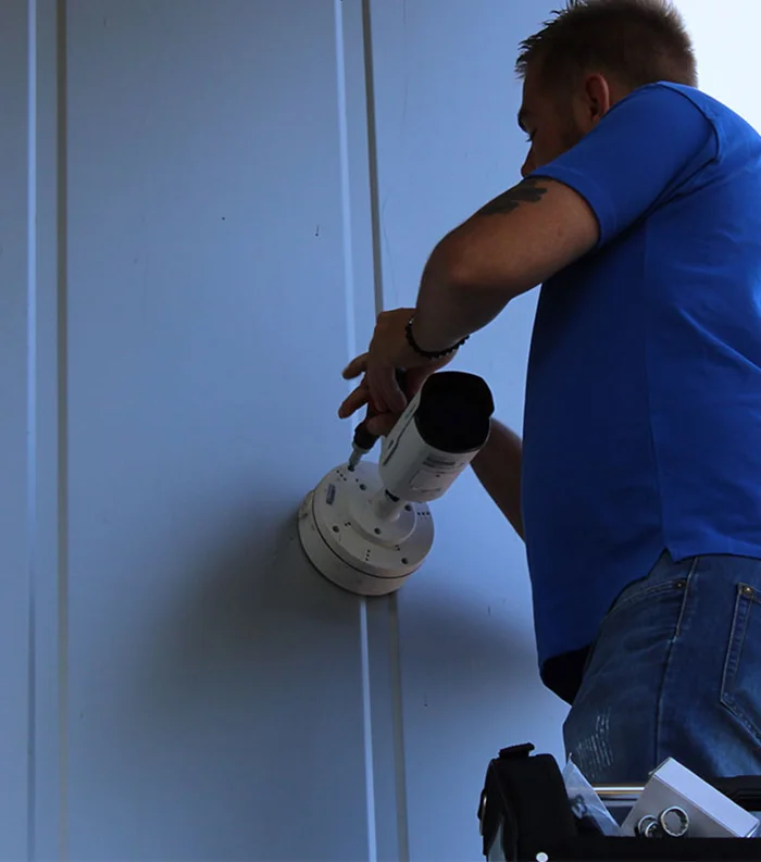 Securetech monteur installeert camerabeveiliging bij fabriek in Alkmaar