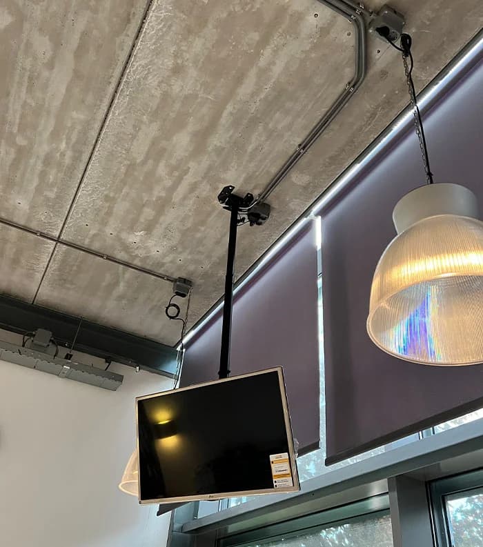 Live meekijken op monitor op kantoor Glashandel Kroon in Alkmaar