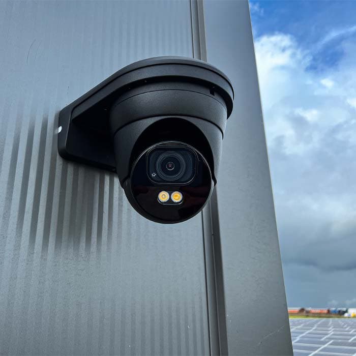 Bedrijfspand met kraakhelder kleurenbeeld