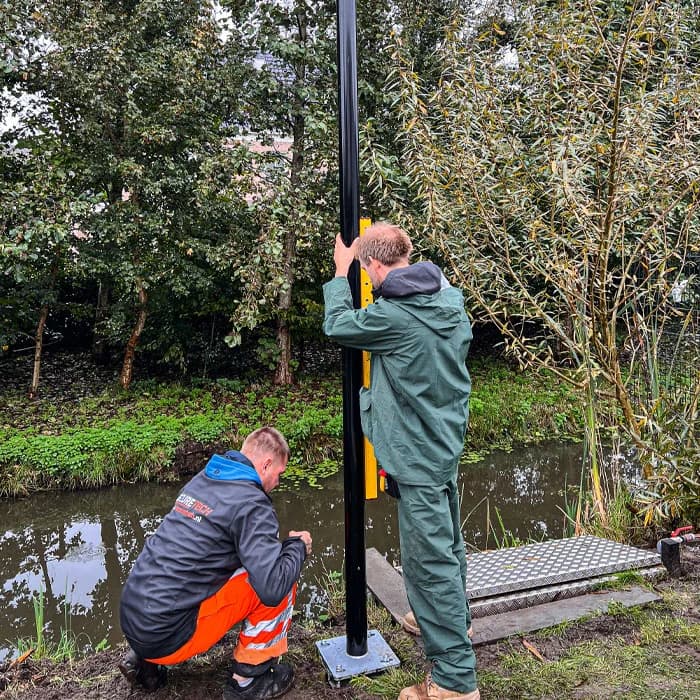 Securetech monteurs plaatsen cameramast bij villa