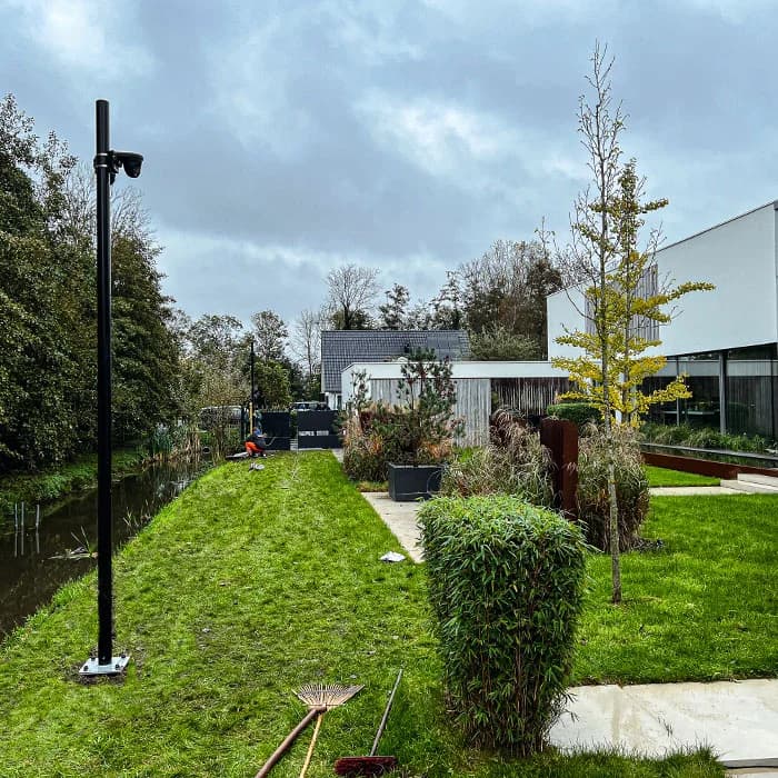 Overzicht CCTV-paal in voortuin van moderne villa