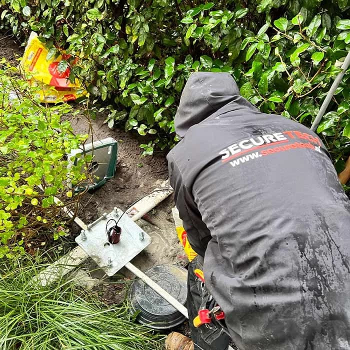 Losstaande zwarte CCTV-paal bij moderne villa, geplaatst door Securetech