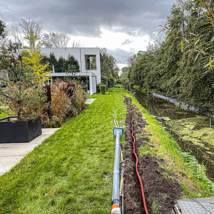 Kabels ondergronds gelegd in tuin van villa door Securetech