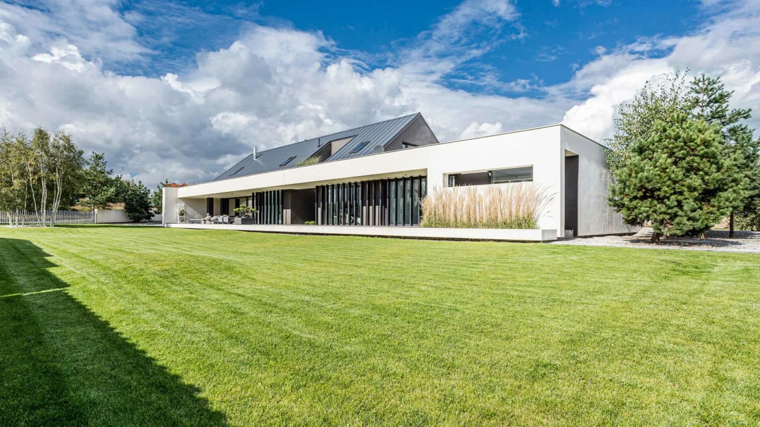 Moderne villa beveiligd met losstaande CCTV-paal - Noord-Holland