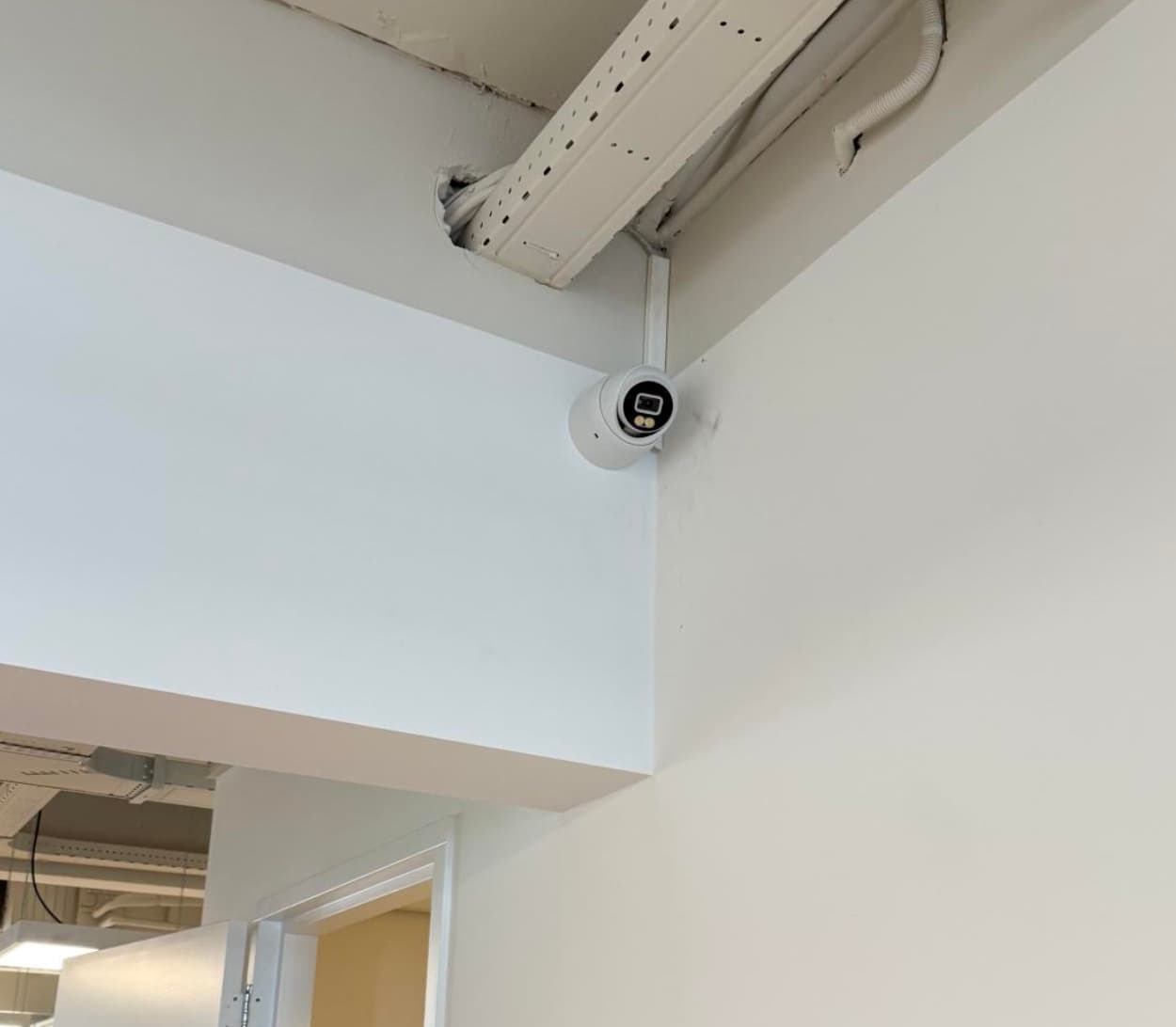 Mini-dome tegen plafond in open kantoorzone Amsterdam