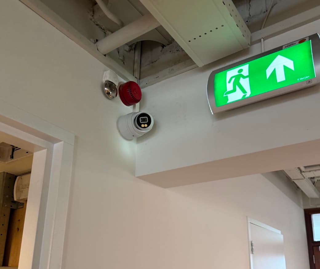 Camera naast brandmelder op evacuatieroute kantoor Amsterdam