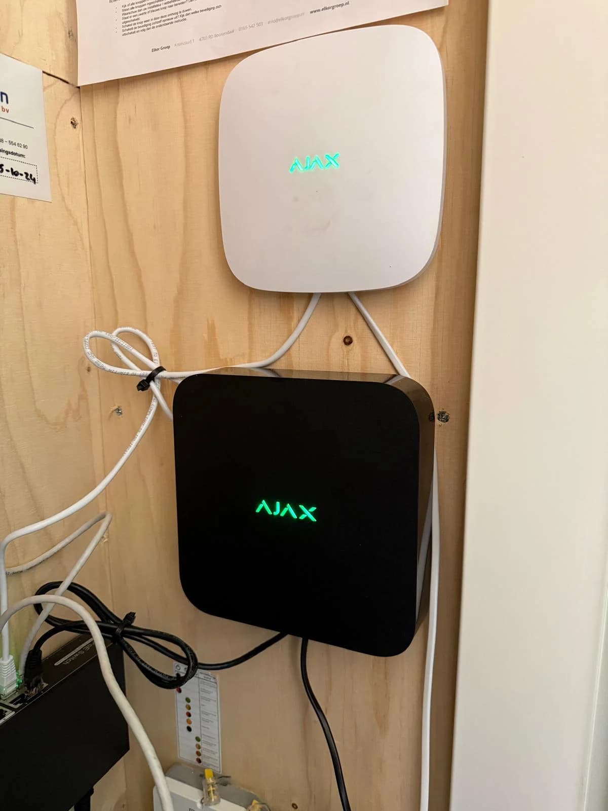 Ajax Hub (wit) met zwarte camera-recorder eronder, centrale van totaalbeveiliging woning Rotterdam door Securetech