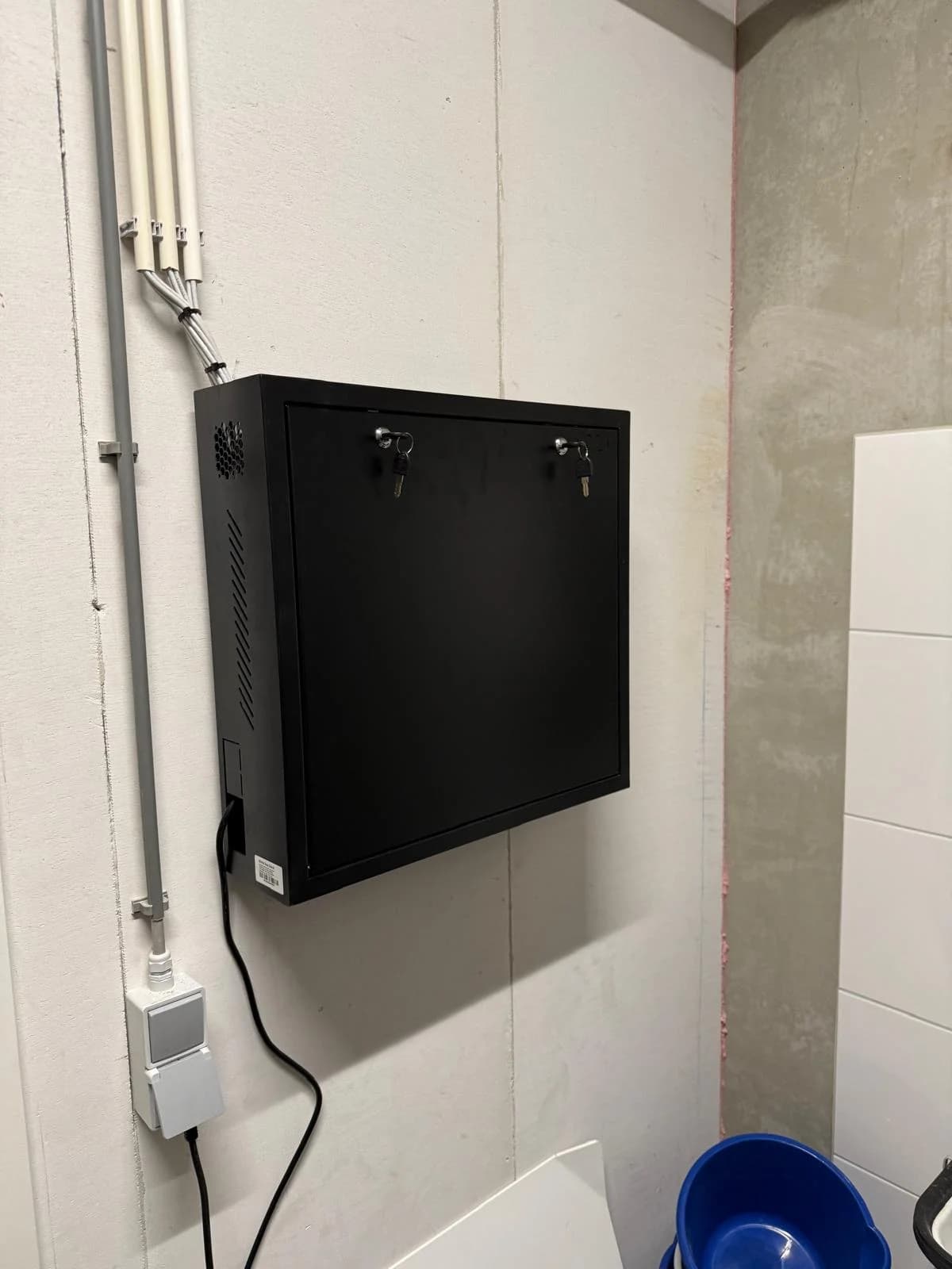 Afgesloten metalen opbergkast met recorder in technische ruimte VvE, alleen toegankelijk voor bestuur