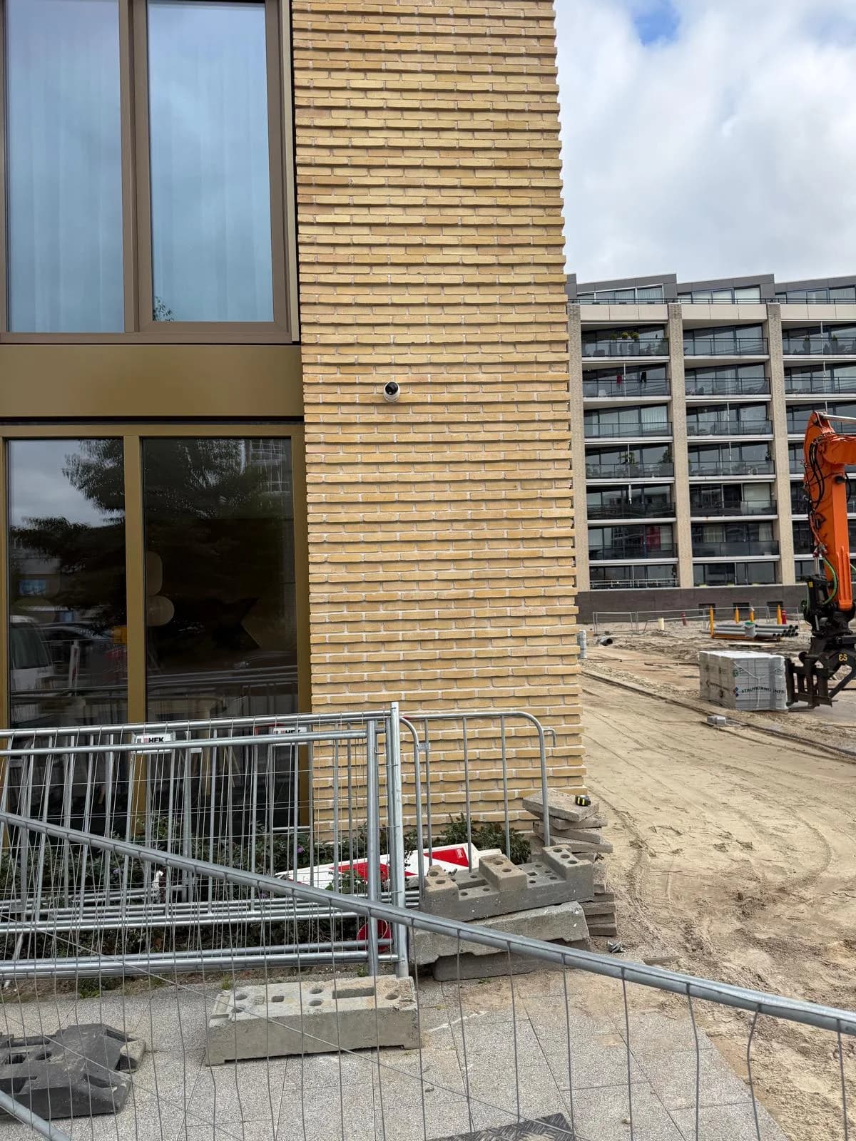 Buitencamera op hoek van nieuwbouw VvE Alexliving Rotterdam met uitzicht op binnenterrein, installatie door Securetech