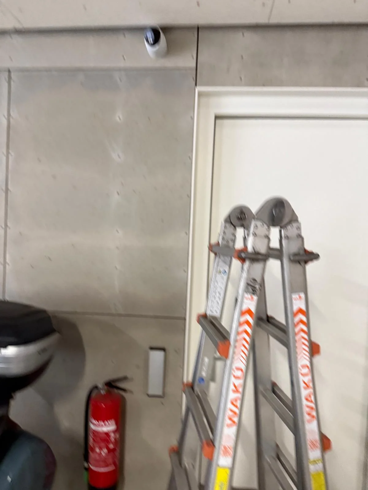 Dome camera in technische ruimte VvE, installatie in uitvoering met Wakü-ladder van Securetech