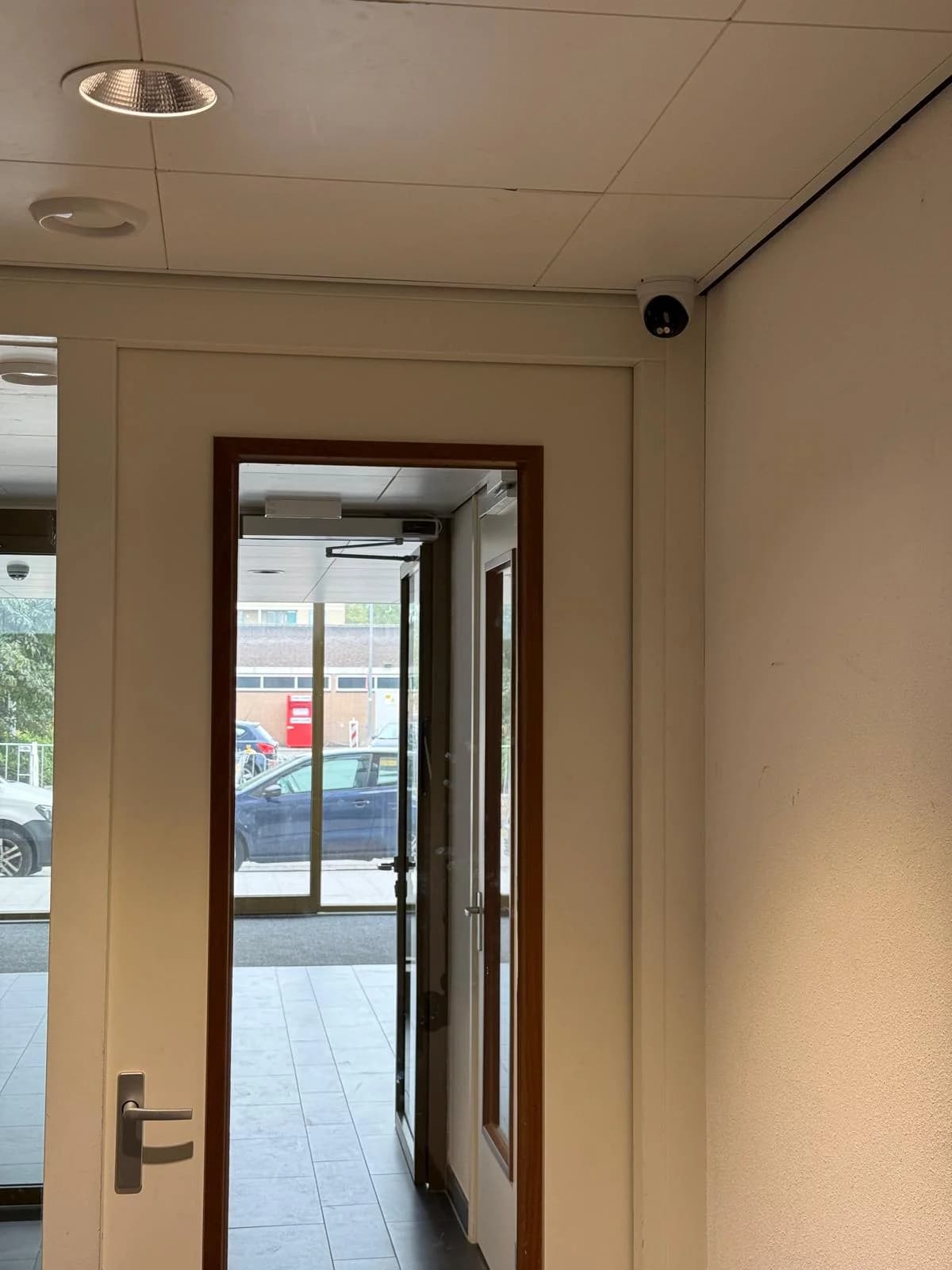 Dome camera naast brievenbussen en live-display in entree VvE Alexliving Rotterdam