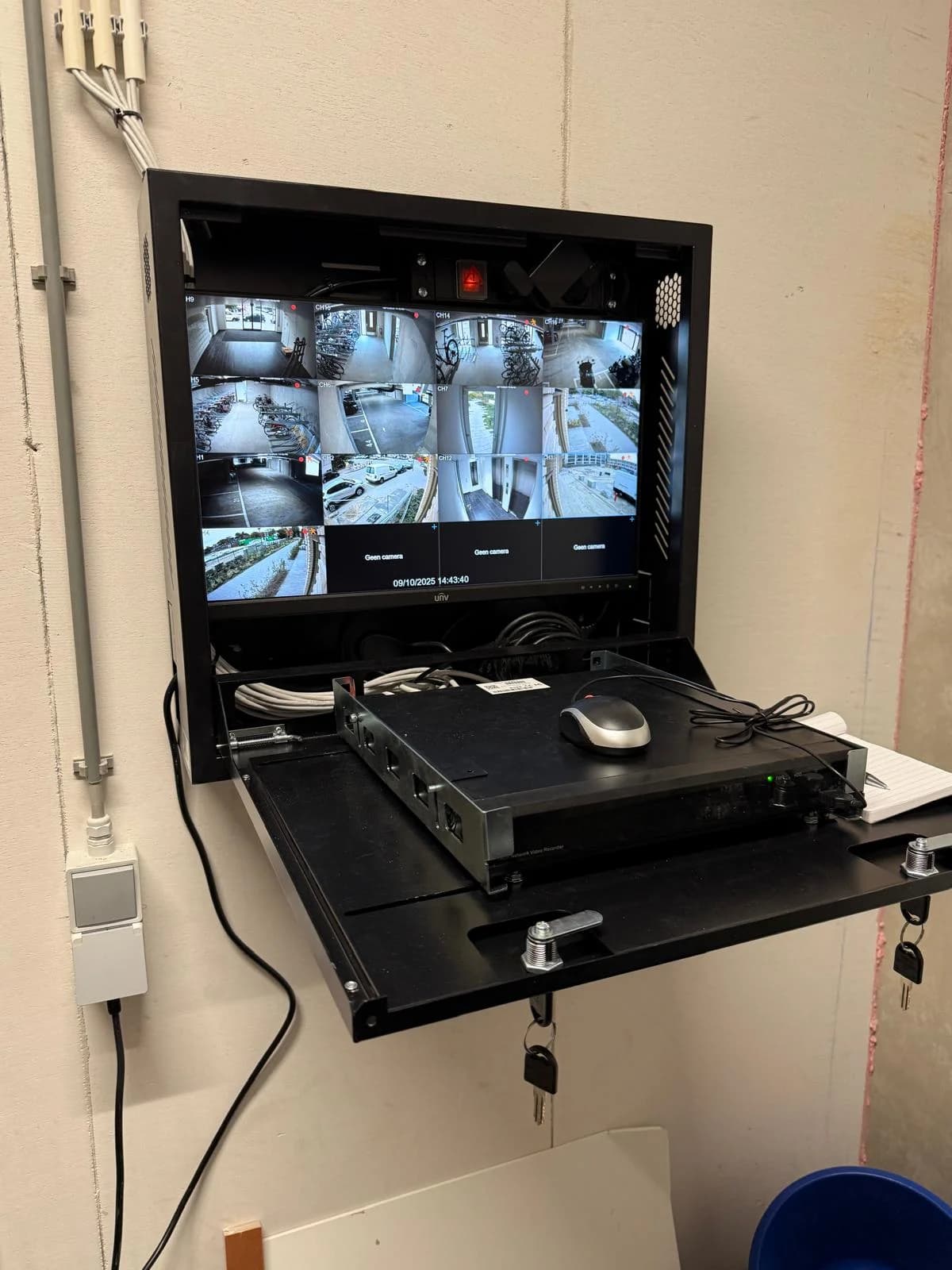 Recorder met live 9-kanaals monitor in afgesloten kast voor VvE-bestuur, geconfigureerd door Securetech