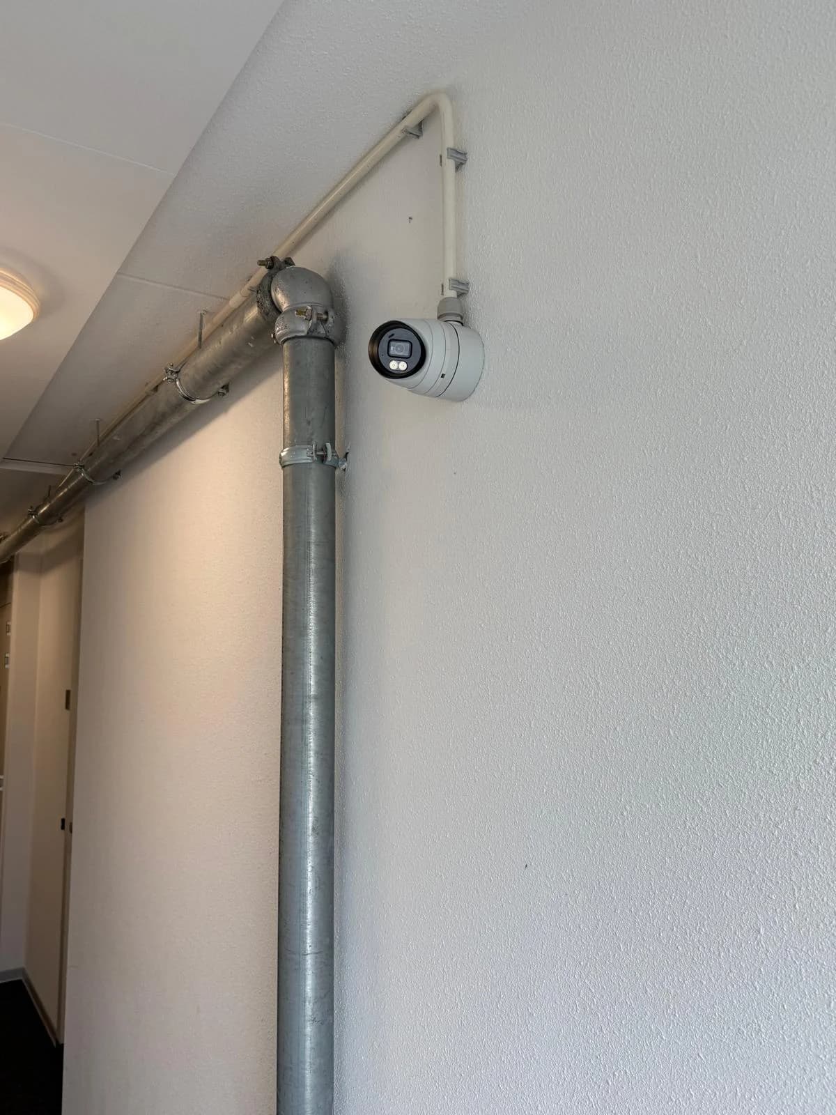 Ultra HD dome camera in bergingsgang VvE Alexliving Rotterdam, netjes weggewerkte bekabeling door Securetech