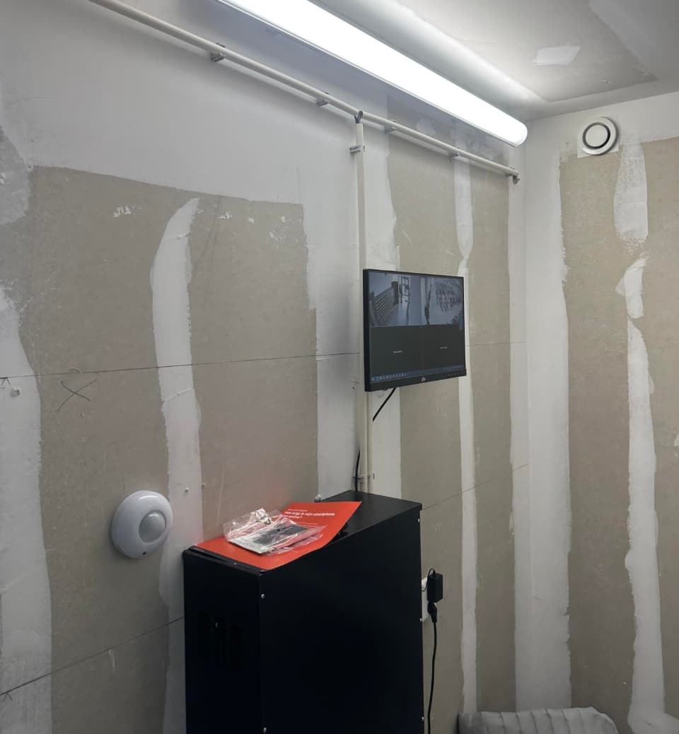VvE Binnendok Amsterdam, monitor en NVR in technische ruimte