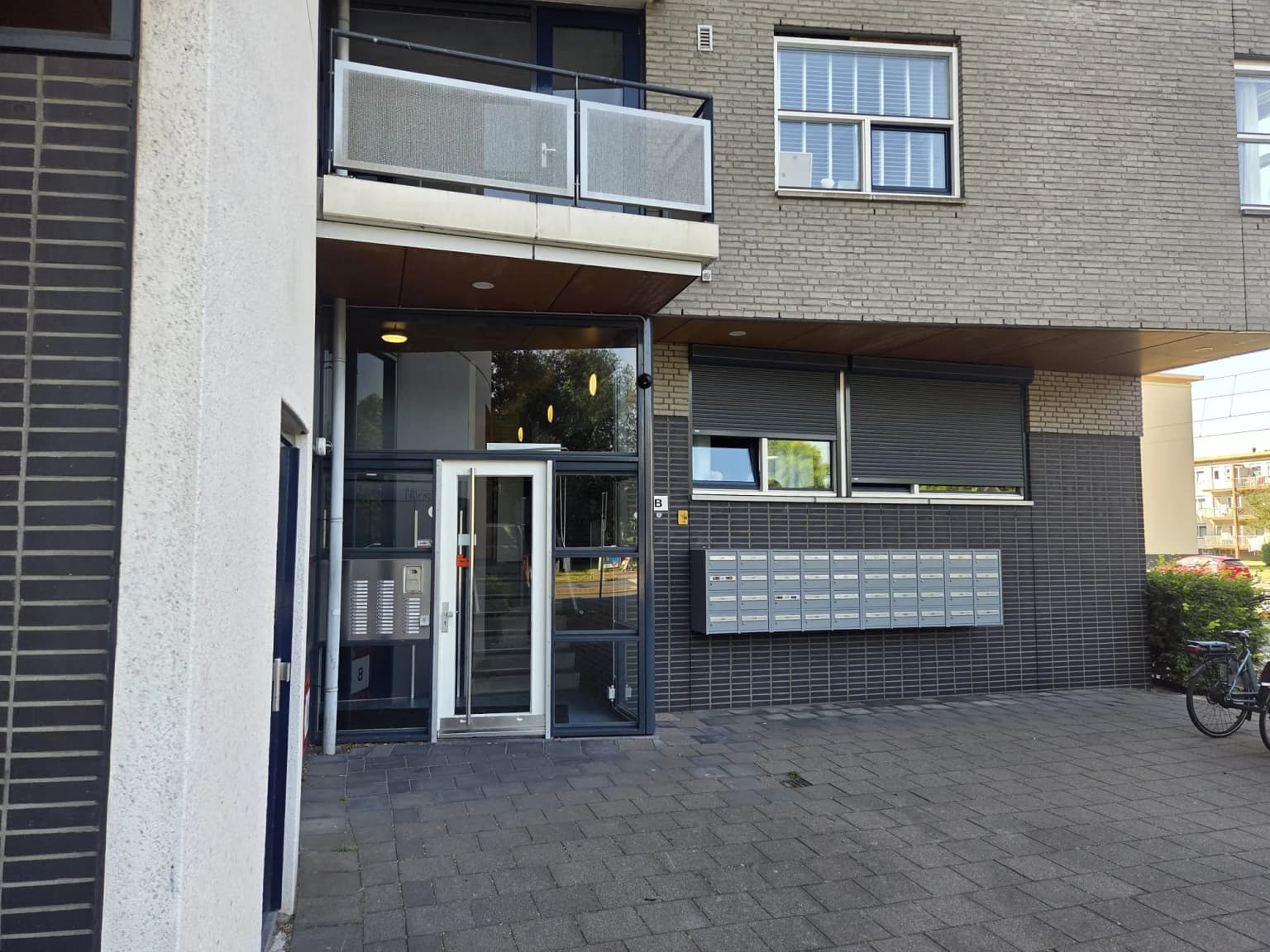 Overzicht van de entree en brievenbussen bij het VvE-complex aan de Dedemsvaartweg in Den Haag na installatie van camerabewaking