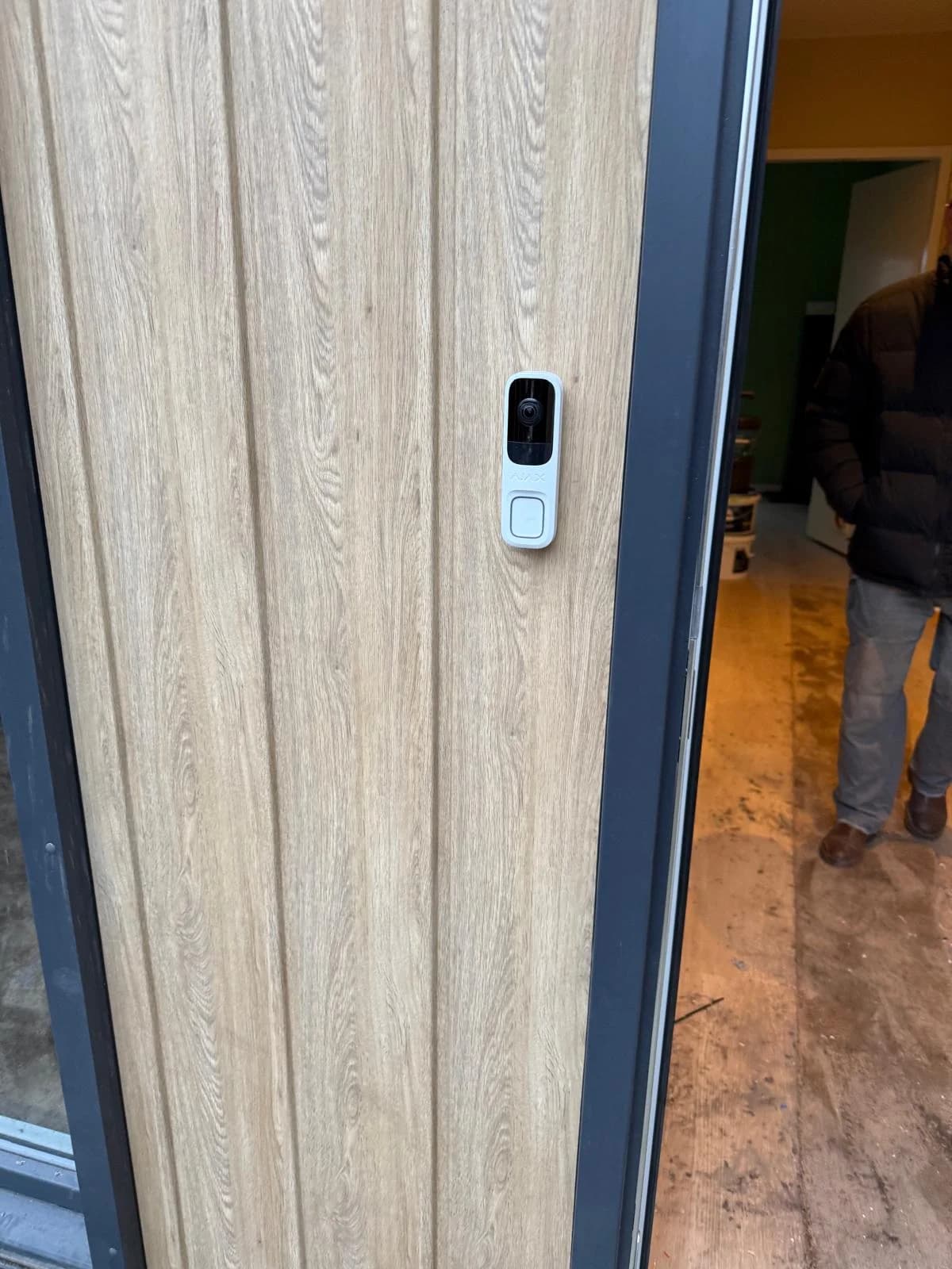 Close-up Ajax deurbel op houten gevel van woning Wagenberg, installatie door Securetech