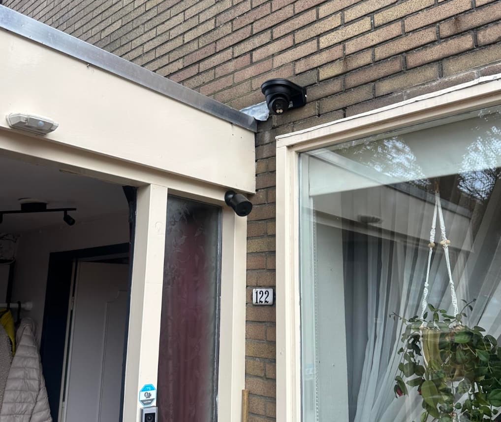 Tweede woning in Wervershoof met camera's onder overkapping en tegen zijgevel