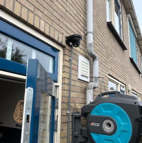 Bullet-camera op zijgevel woning Wervershoof naast hemelwaterafvoer