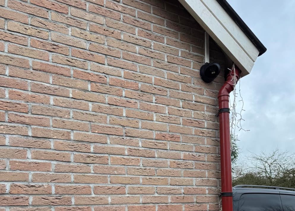 Bullet-camera op hoek dakrand woning Purmerend
