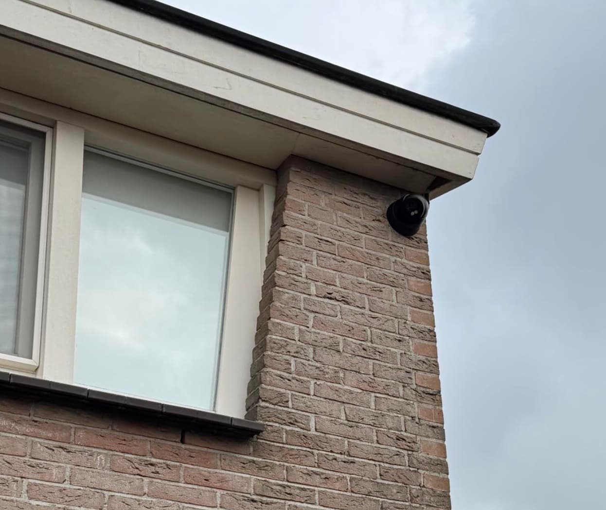 Bullet-camera aan topgevel-hoek woning Purmerend